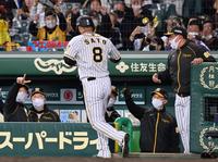 　３回、坂本の中犠飛で先制のホームを踏んだ佐藤輝（８）を迎える矢野監督（右から２人目）＝撮影・立川洋一郎