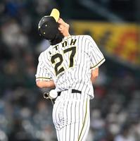 　７回、坂倉の打球が伊藤将を直撃する（撮影・飯室逸平）