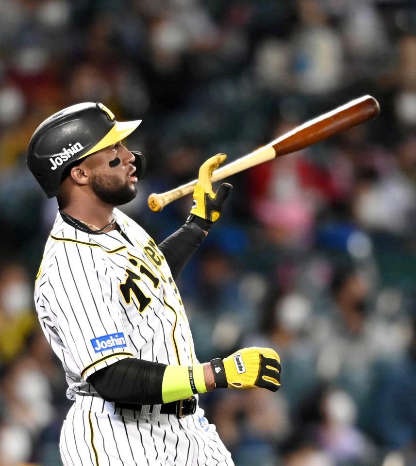 　７回、追撃の８号２ランを放つロハス（撮影・飯室逸平）