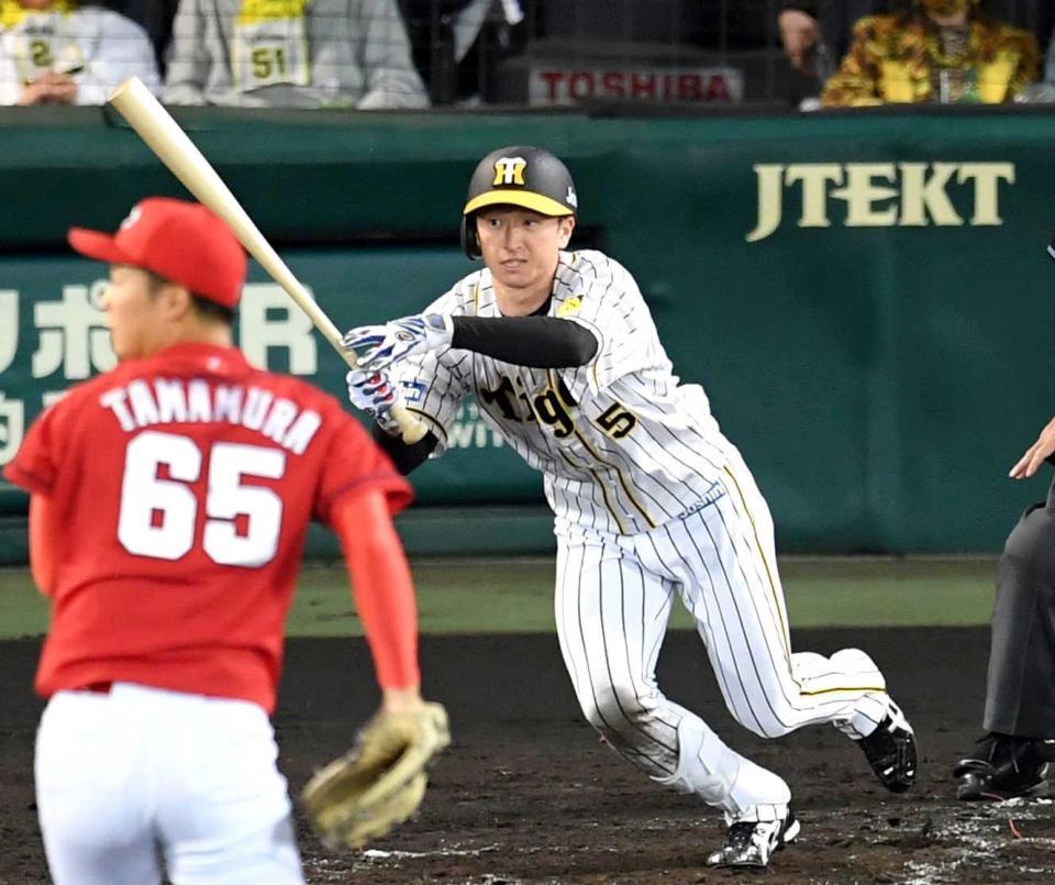 　３回、右前へ安打を放つ近本（撮影・田中太一）