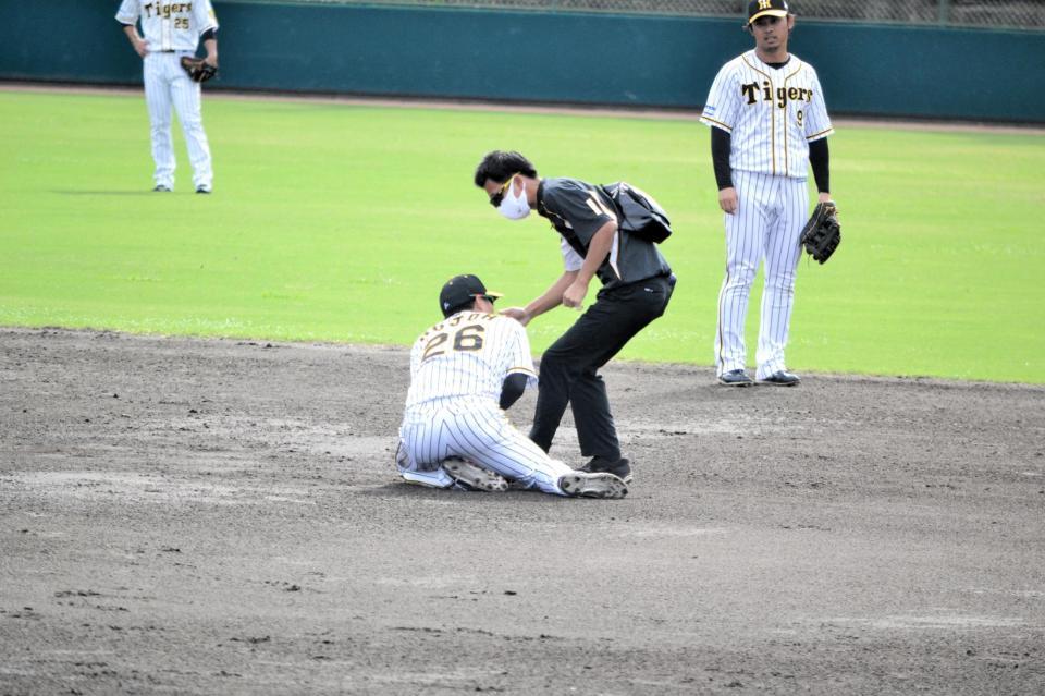 　試合中に左腕付近を痛めた阪神・北條