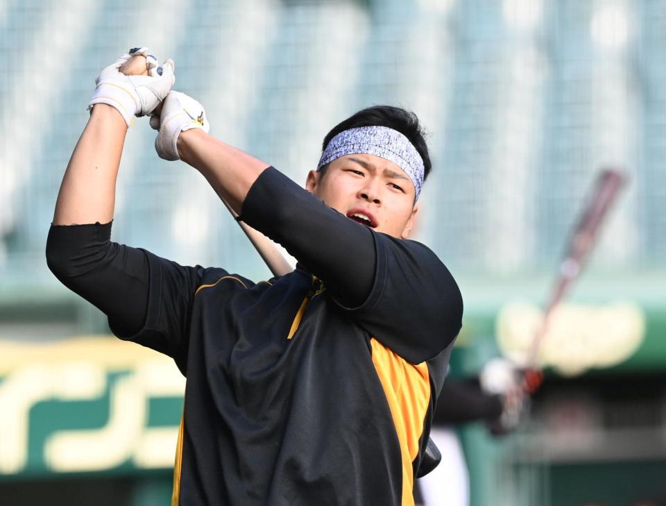 　打撃練習する佐藤輝（撮影・飯室逸平）