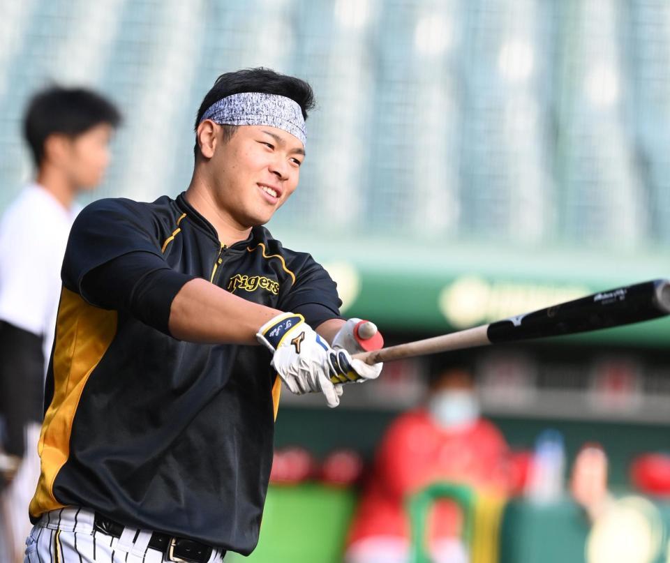 　打撃練習に汗を流す佐藤輝（撮影・飯室逸平）