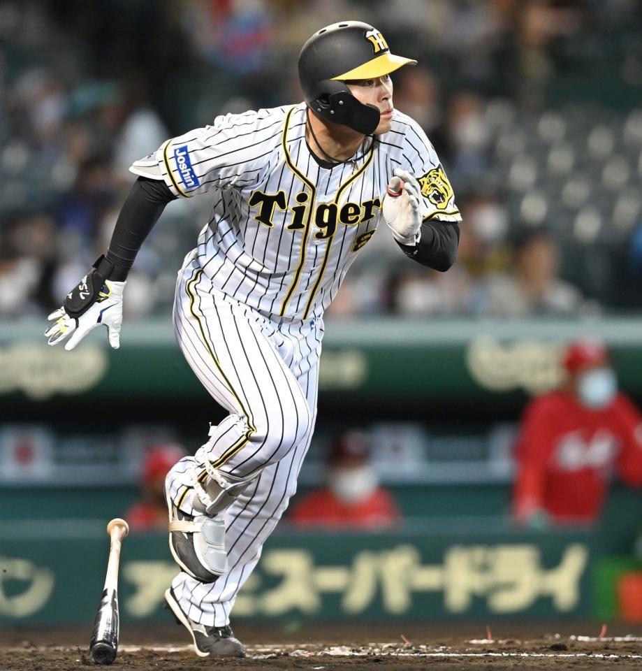 　３回、右中間を破る二塁打を放つ佐藤輝（撮影・飯室逸平）