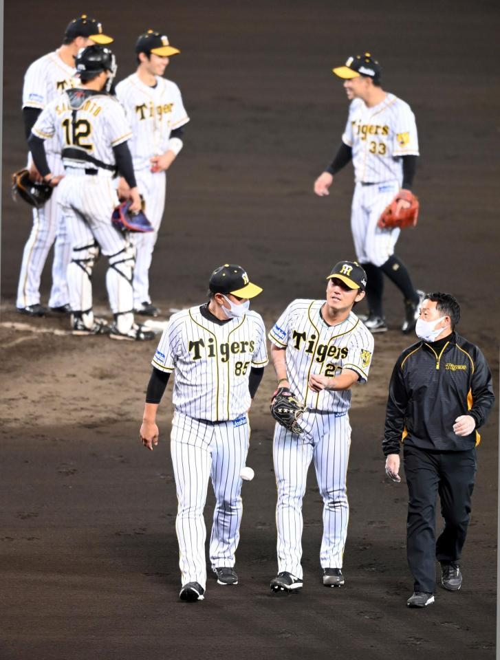 　７回、伊藤将は坂倉の打球が当たりベンチに戻る（撮影・山口登）