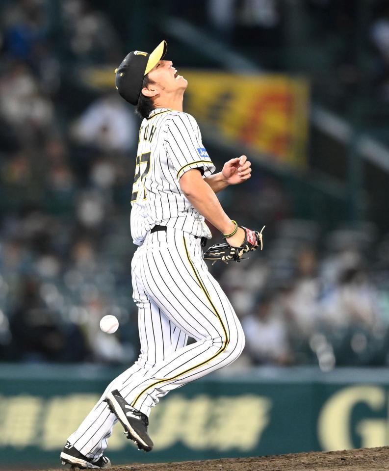 　７回、坂倉将吾の打球が伊藤将に直撃（撮影・飯室逸平）