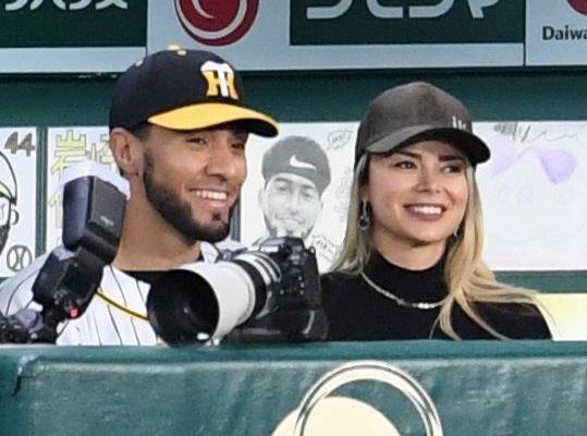 　ベンチで笑顔を見せるスアレス（左）＝撮影・田中太一