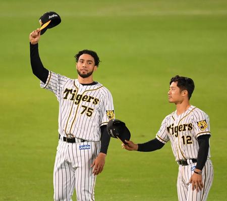 　ファンに帽子をとって応えるスアレス（左）と坂本（撮影・田中太一）