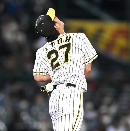 　７回、坂倉の打球が伊藤将を直撃する