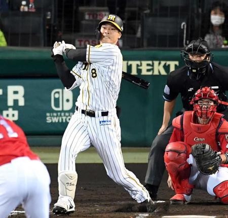 　３回、二塁打を放つ佐藤輝