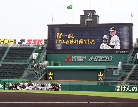 　練習前、引退する中田を囲んで写真に納まる阪神ナイン（撮影・山口登）
