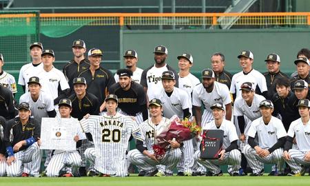 　中田（前列中央）は花束を手にナインと記念写真に納まる（撮影・山口登）