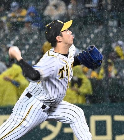 ４回、突如降り出した雨の中、力投する青柳（撮影・飯室逸平）