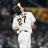 　７回、坂倉の打球が伊藤将を直撃する