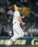 　７回、坂倉将吾の打球が伊藤将に直撃