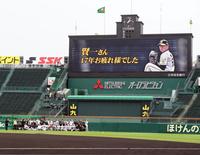 　練習前、引退する中田を囲んで写真に納まる阪神ナイン（撮影・山口登）