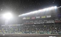 ４回裏開始前、激しい降雨で一時中断となる甲子園（撮影・飯室逸平）