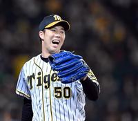 ２回、青柳は笑顔を見せベンチに戻る（撮影・山口登）