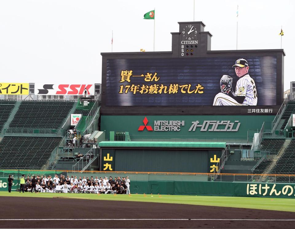 　練習前、引退する中田を囲んで写真に納まる阪神ナイン（撮影・山口登）