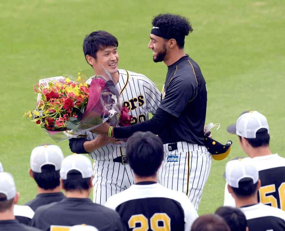 　練習前、スアレス（右）から花束を受け取る中田（撮影・田中太一）