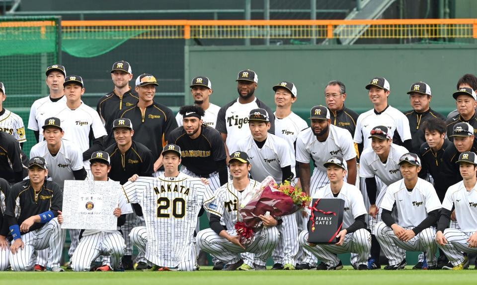 　中田（前列中央）は花束を手にナインと記念写真に納まる（撮影・山口登）