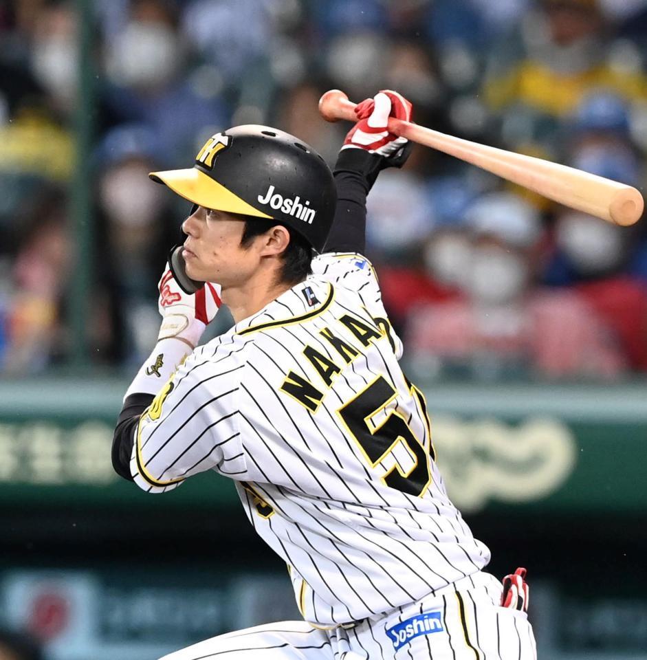 ３回、右前打を放つ中野（撮影・飯室逸平）