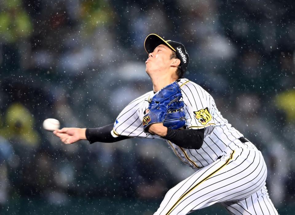 雨の中で力投する青柳（撮影・山口登）