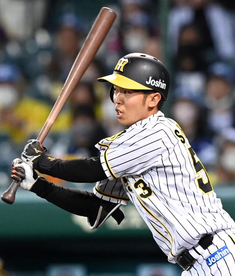 ４回、中前タイムリーを放つ島田（撮影・飯室逸平）