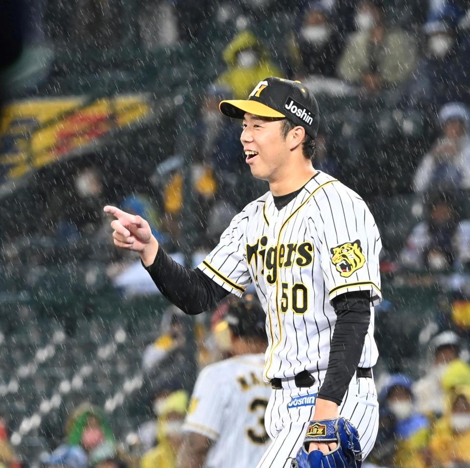 降りしきる雨にも笑顔でナインに声をかける青柳（撮影・飯室逸平）