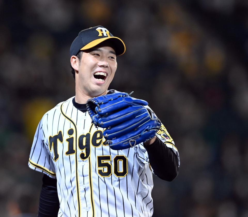 ２回、青柳は笑顔を見せベンチに戻る（撮影・山口登）