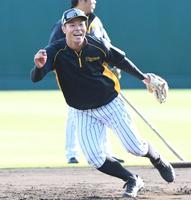 　ハツラツとノックを受ける佐藤輝（撮影・飯室逸平）