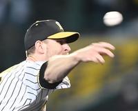 　５回、力投するガンケル（撮影・飯室逸平）