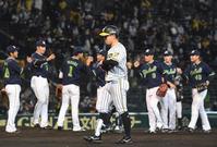 　９回、糸原が左飛に倒れ、引き分けに終わる（撮影・北村雅宏）