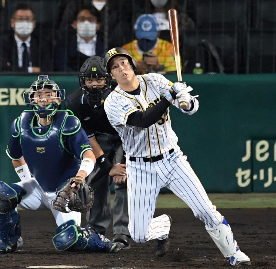 　５回、中越えへ２点適時二塁打を放つ青柳（撮影・田中太一）