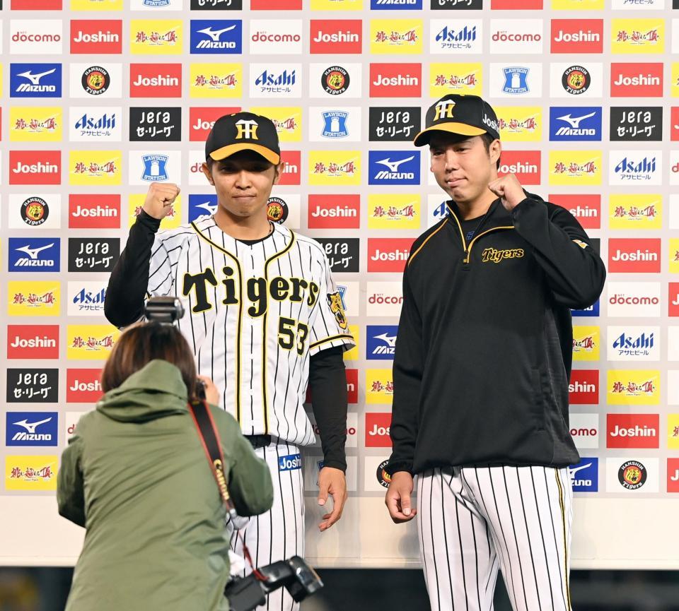 　お立ち台でポーズを決める島田（左）と青柳（撮影・山口登）