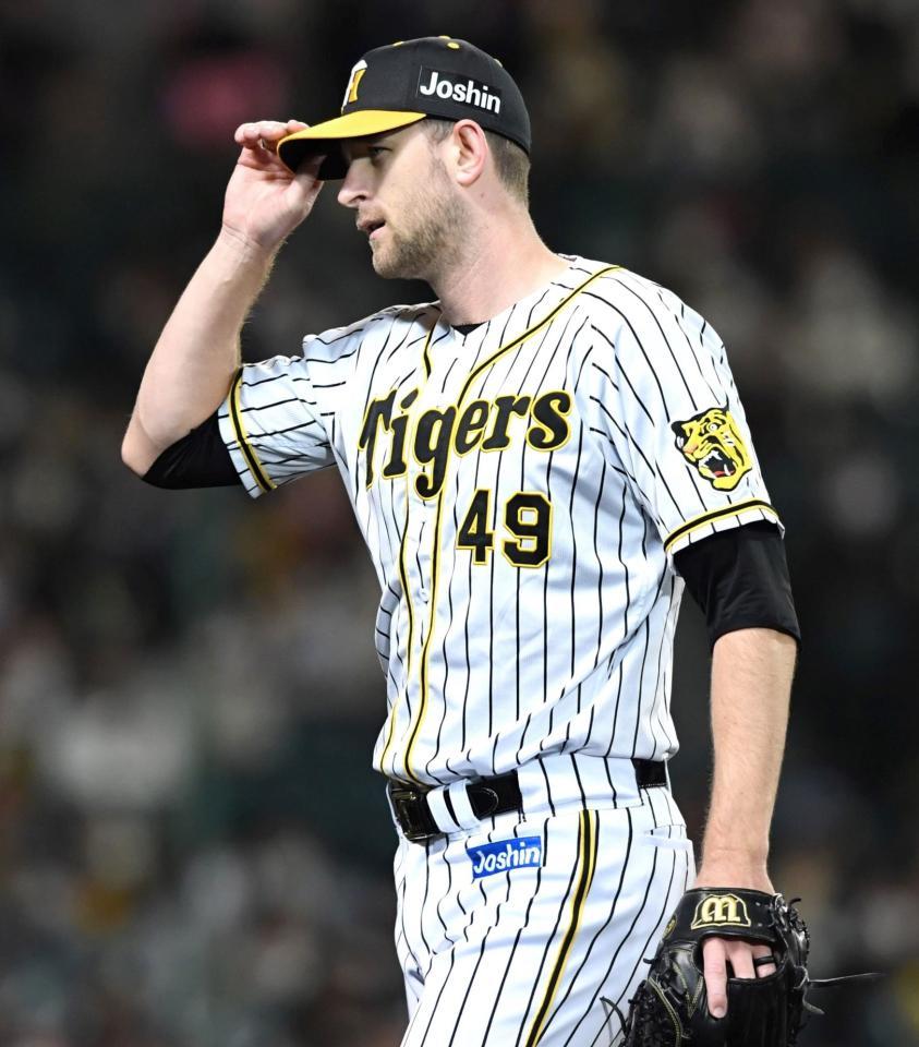 　８回途中、交代を告げられたガンケル。スタンドからの温かい拍手に、帽子に手をやる（撮影・北村雅宏）