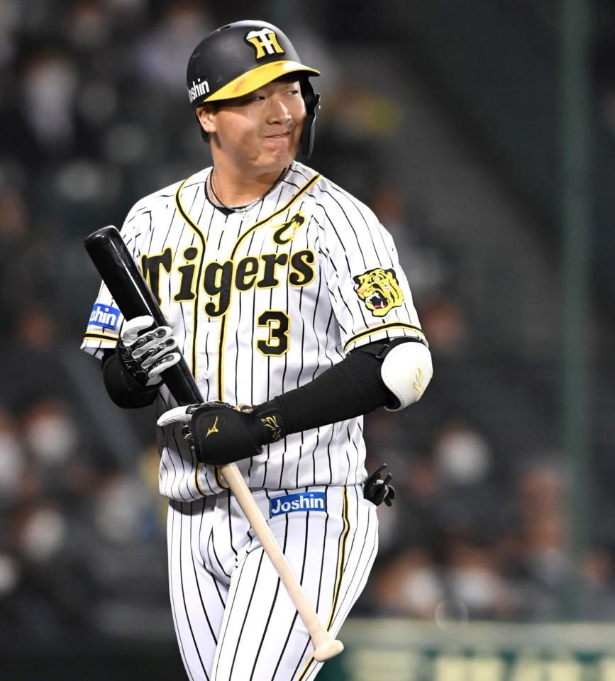 　７回、空振り三振に倒れ、悔しがる大山（撮影・北村雅宏）