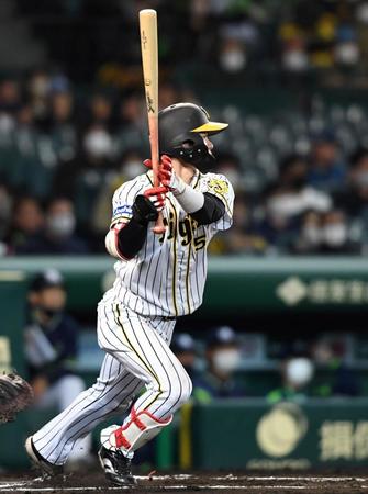 　６回、中前打を放つ中野（撮影・北村雅宏）