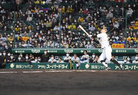 ９回、最後の打者・糸原の打球を見上げる阪神ナイン（撮影・飯室逸平）