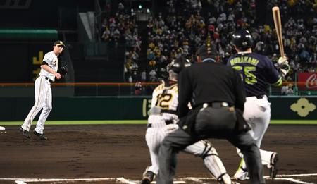 　２回、村上を空振り三振に斬るガンケル（撮影・飯室逸平）