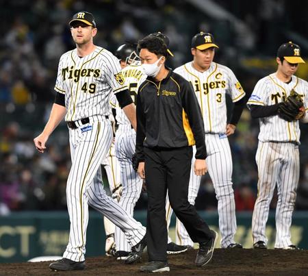 　８回途中、交代を告げられマウンドを降りるガンケル（左）＝撮影・北村雅宏