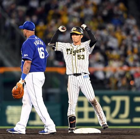 ２回、阪神・島田は適時二塁打を放ちガッツポーズ（撮影・山口登）