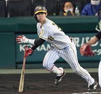 ６回、中前打を放つ中野（撮影・田中太一）