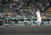 ９回、最後の打者・糸原の打球を見上げる阪神ナイン（撮影・飯室逸平）