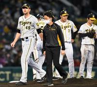 　８回途中、交代を告げられマウンドを降りるガンケル（左）＝撮影・北村雅宏