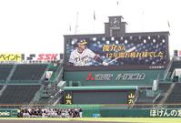 引退する俊介を囲んで写真に納まる阪神ナイン（撮影・山口登）