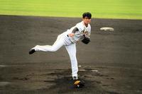 雨の中、帽子を飛ばし力投する西純