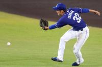 ２回、阪神・坂本の打球を落としてしまう中日・石垣（撮影・田中太一）