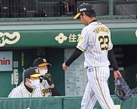 ９回、降板する高橋（手前）の奥で悩ましげな表情の矢野監督（撮影・田中太一）