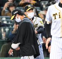 試合後、ウイニングボールを手にした高橋（左）をねぎらう矢野監督（撮影・飯室逸平）